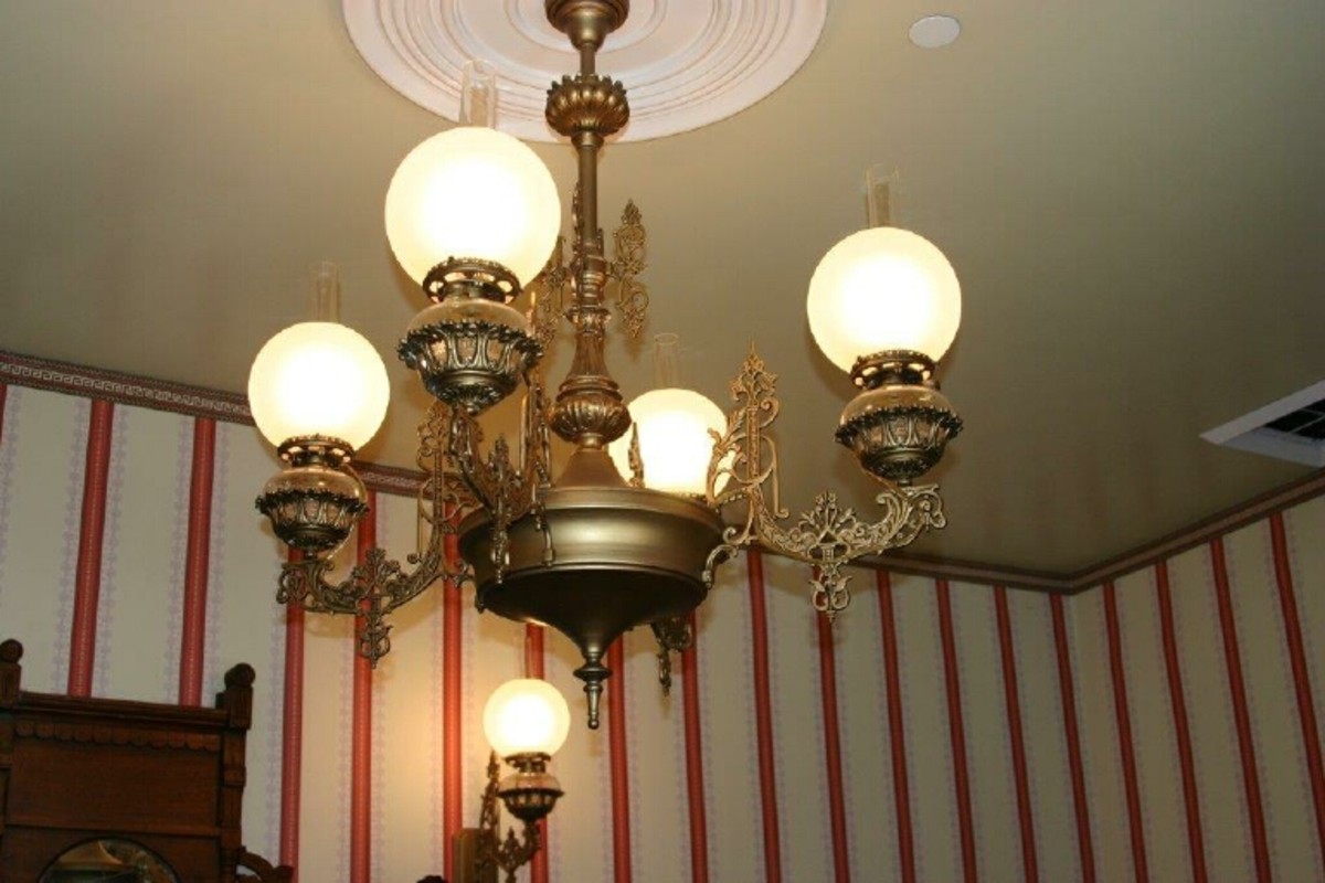 St. Louis Antique Lighting Co. - Traditional Building