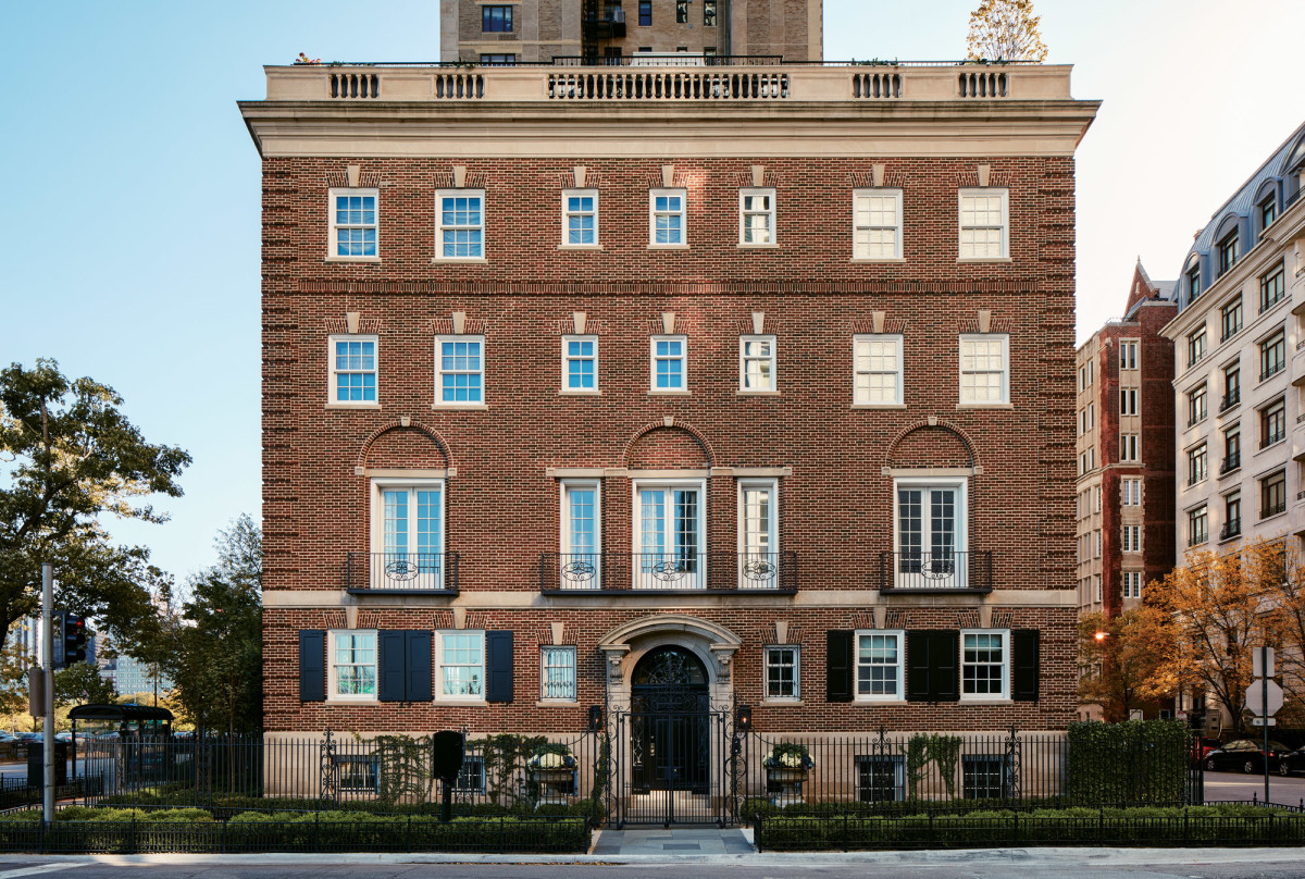 Under HBRA’s direction, the five-level house, which dates to 1911 and was designed by Holabird and Roche, underwent a complete interior reconstruction that spanned six years and cost $12.3 million.