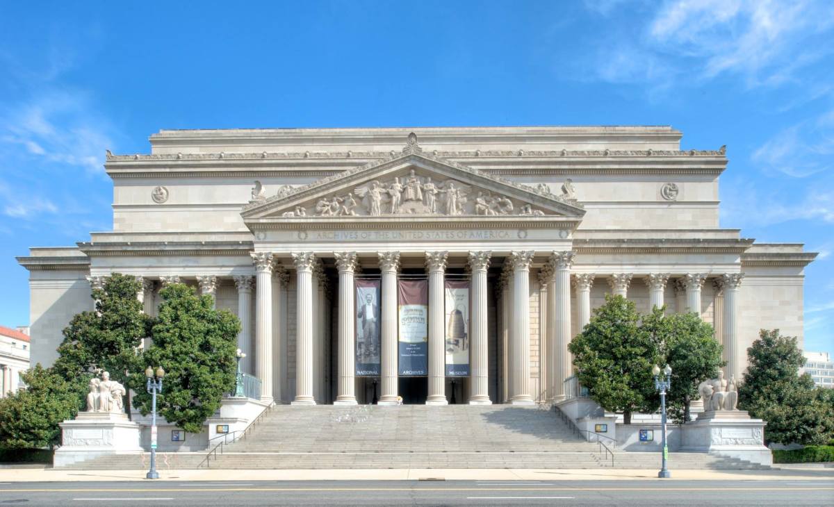 Image: National Archives Building, Street View (John Russell Pope, 1934), by Bestbudbrian via Wikimedia Commons | CC BY-SA 4.0