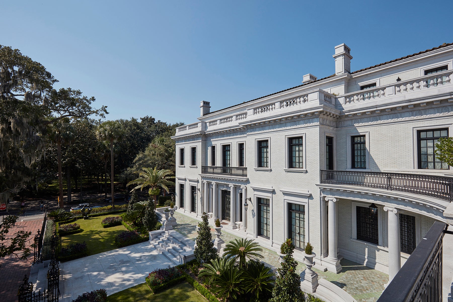 Main Facade & New Landscaping After, Photo: Thomas Loof