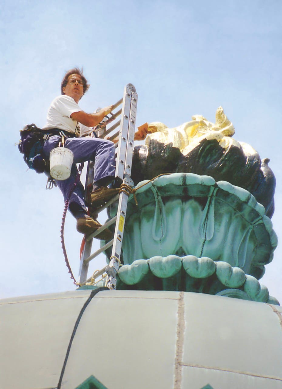 Jeff Greene gilding the
flame on the Library of Congress.
Photos by Evergreene