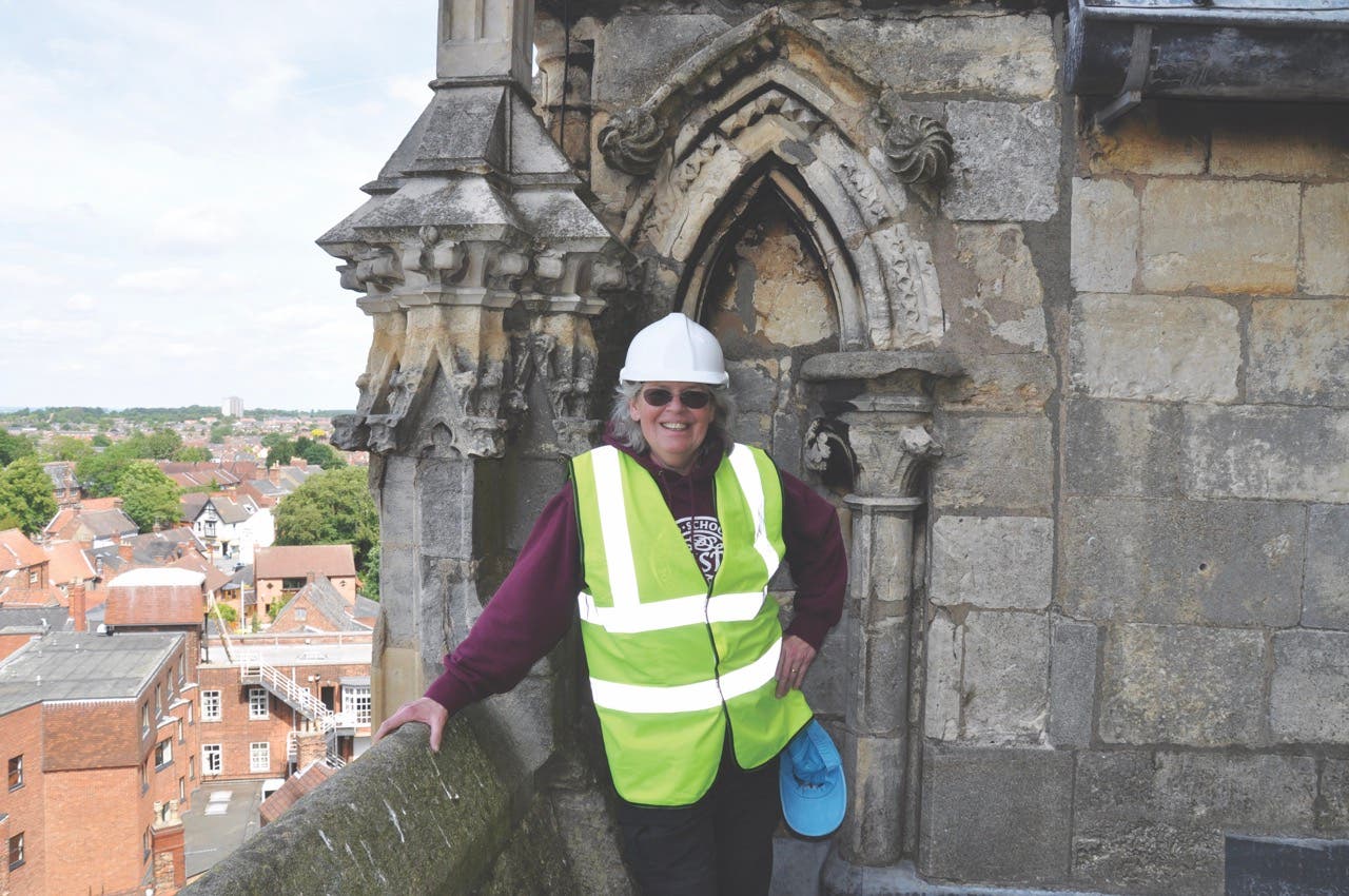 Sasser at a timber-frame demonstration with the Timber Framers Guild at the Masters of the Building Arts Festival in Charleston, South Carolina, in 2004.