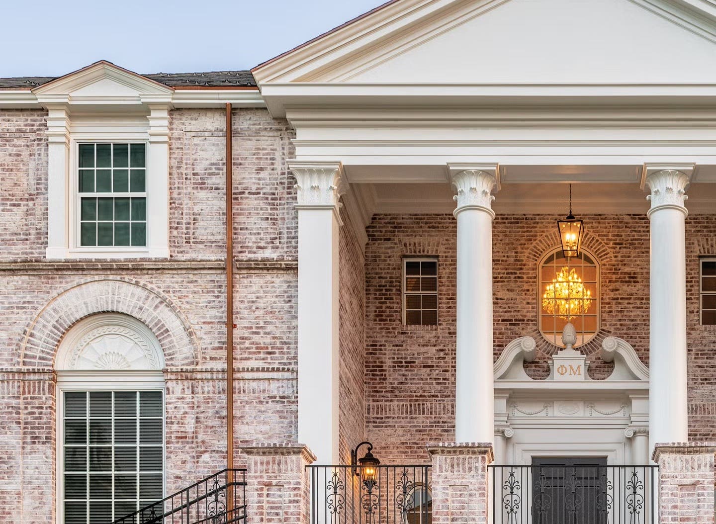 A University of Arkansas sorority house by Michael G. Imber Architects corinthian columns