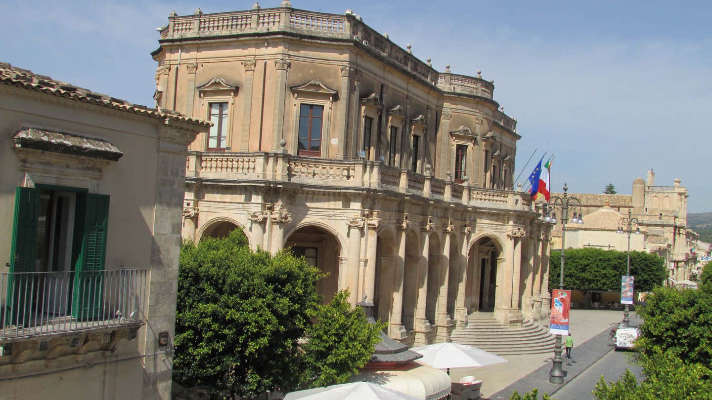 westfall-6-5-4-noto-piazza-del-duomo-with-city-hall-ex-palazzo--ducezio-vicenzo-sinartra-1746-1.jpg