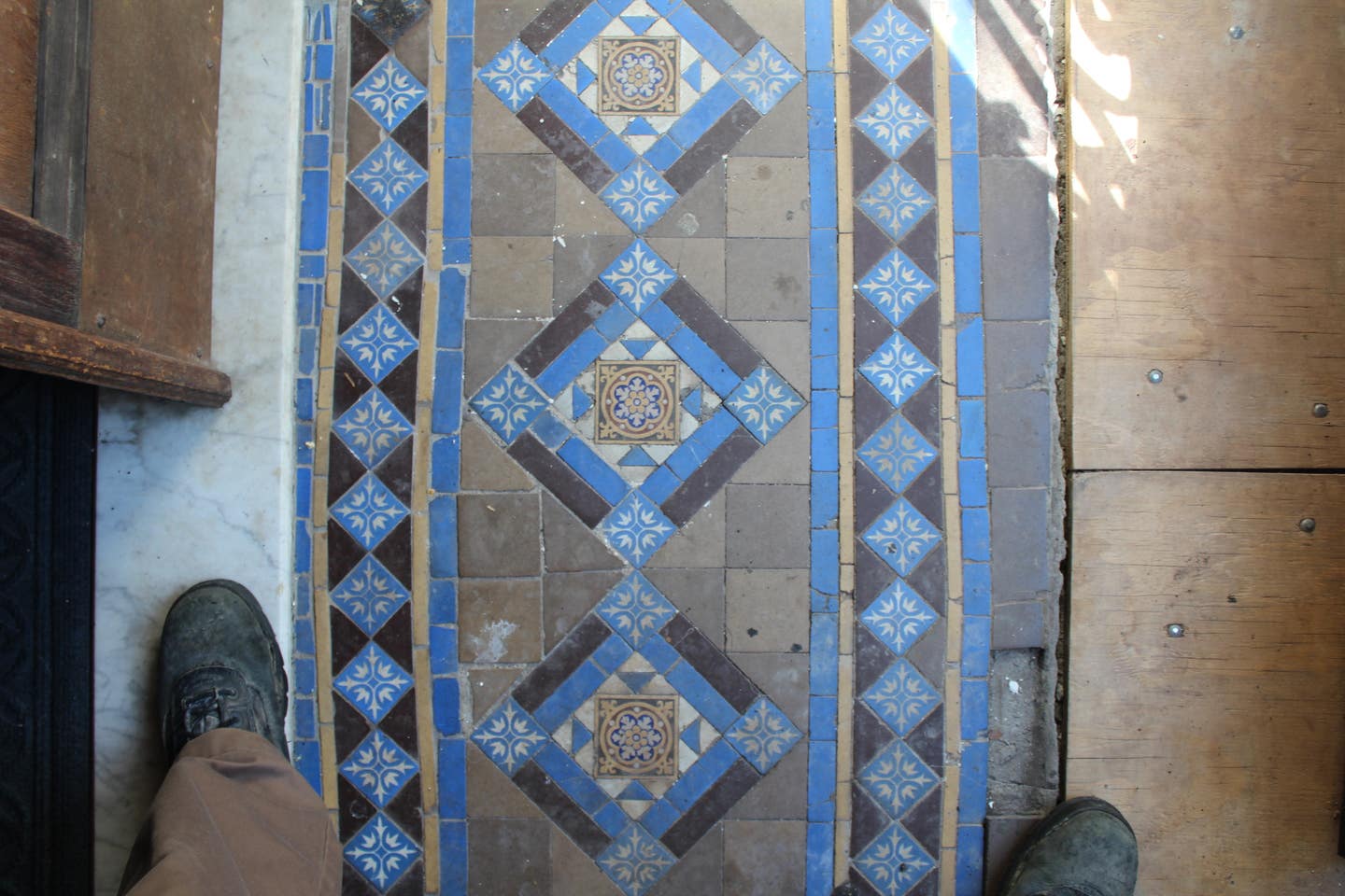 01-what-the-floor-looked-like-to-begin-with.jpg