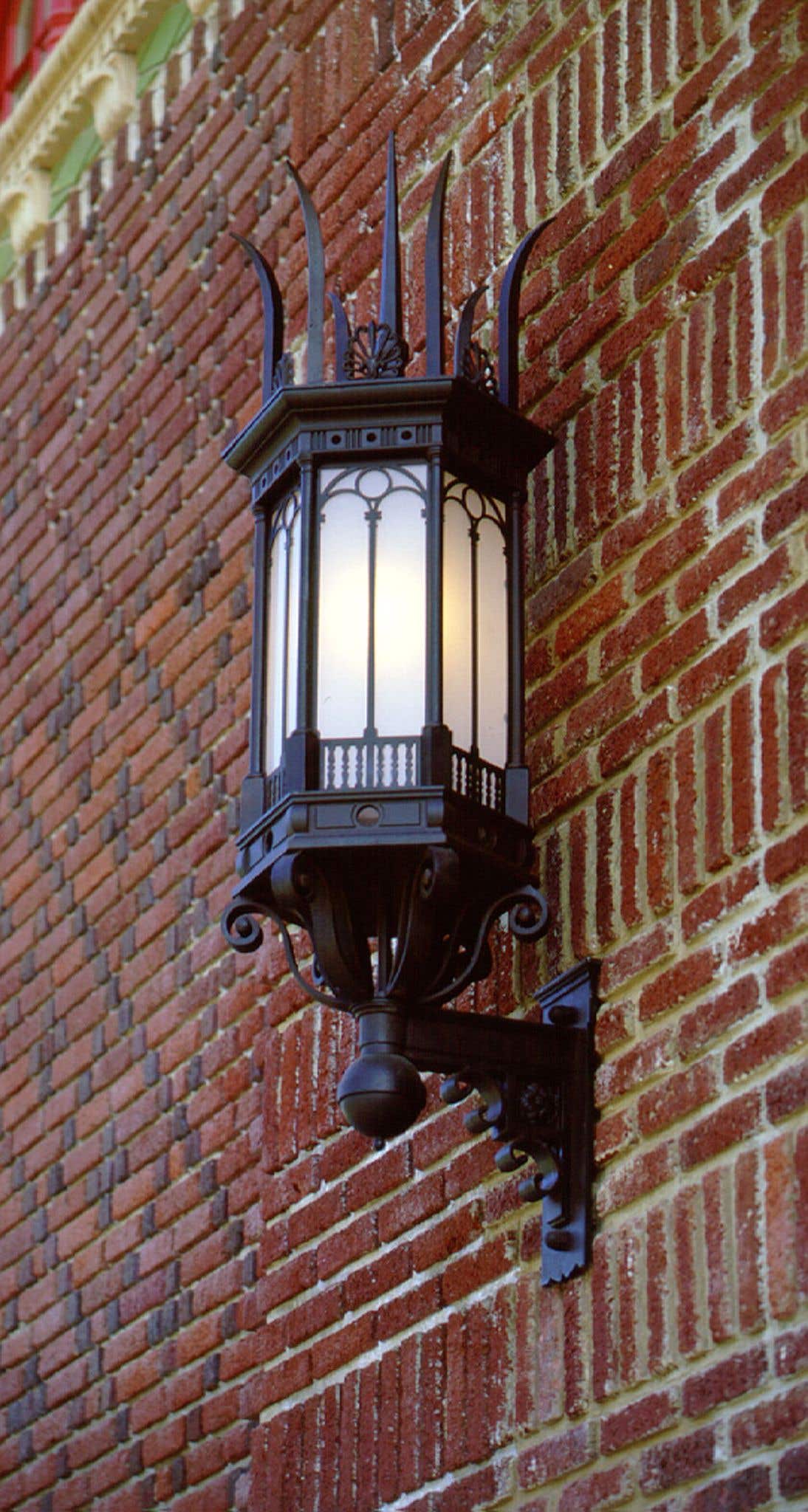 historical-arts--casting-cast-aluminum-light-fixture---3.jpg