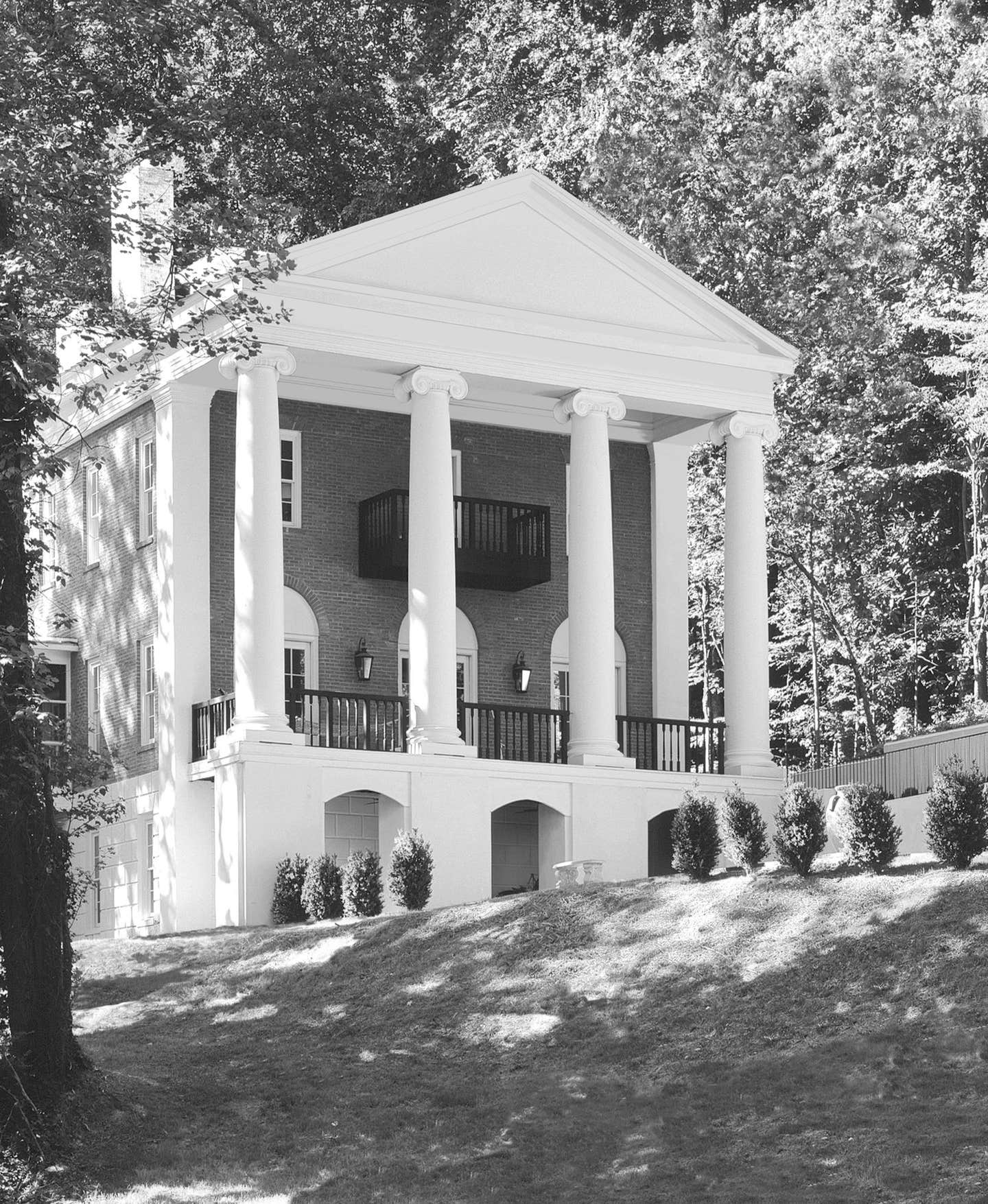 chadsworths-1800columns-804334bw.jpg