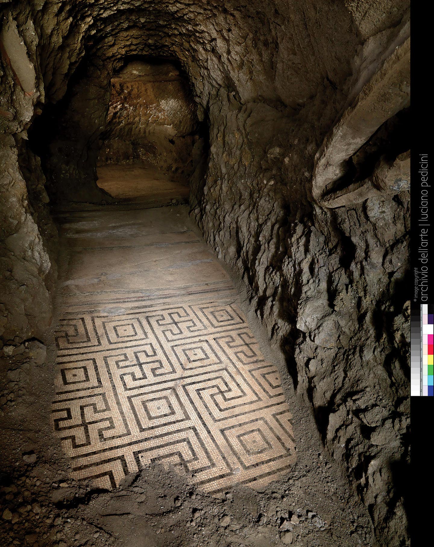 fig_0907_mosaic_floor_with_complex_meander_in_room_o_2000x2000.jpg