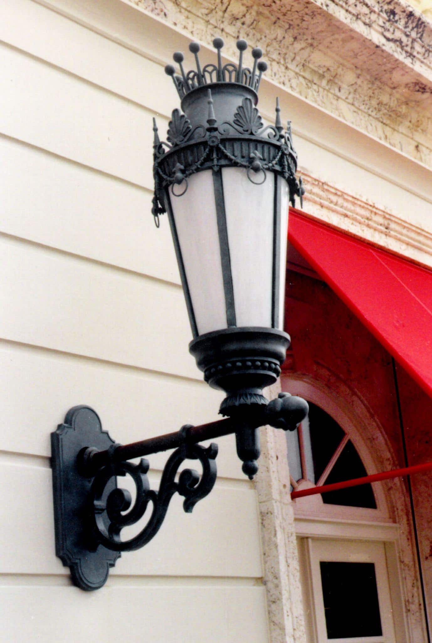historical-arts--casting-cast-aluminum-light-fixture---1.jpg