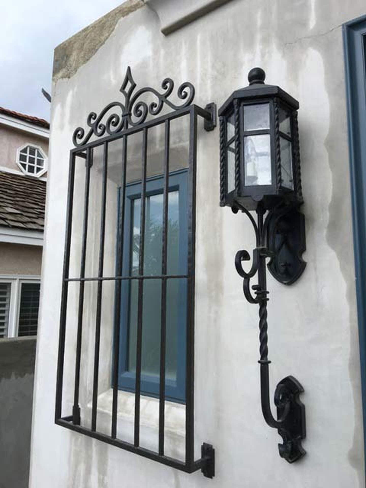 steven-handelman_lomita-wall-bracket.jpg