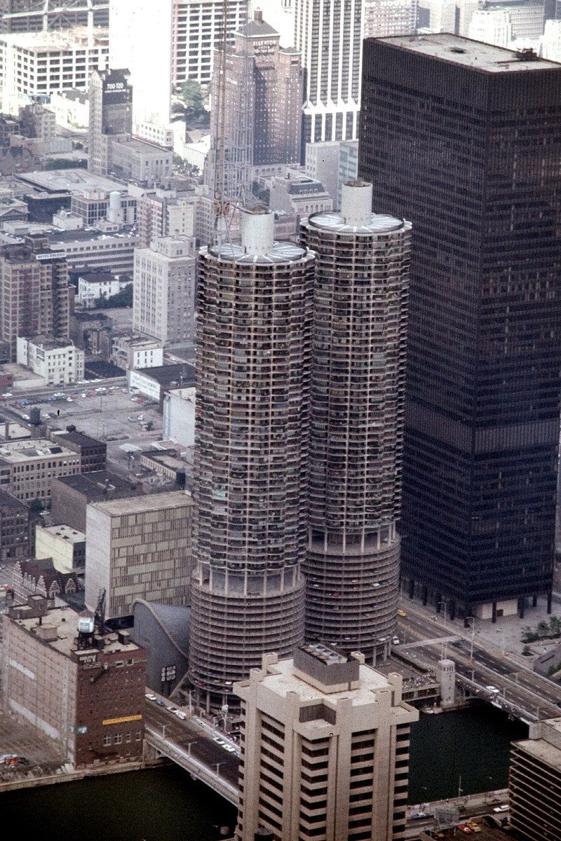 3-bertram-goldberg-marina-city-chiago-1961-63-joe--jeanette-archie-photo-wiki-commons.jpg