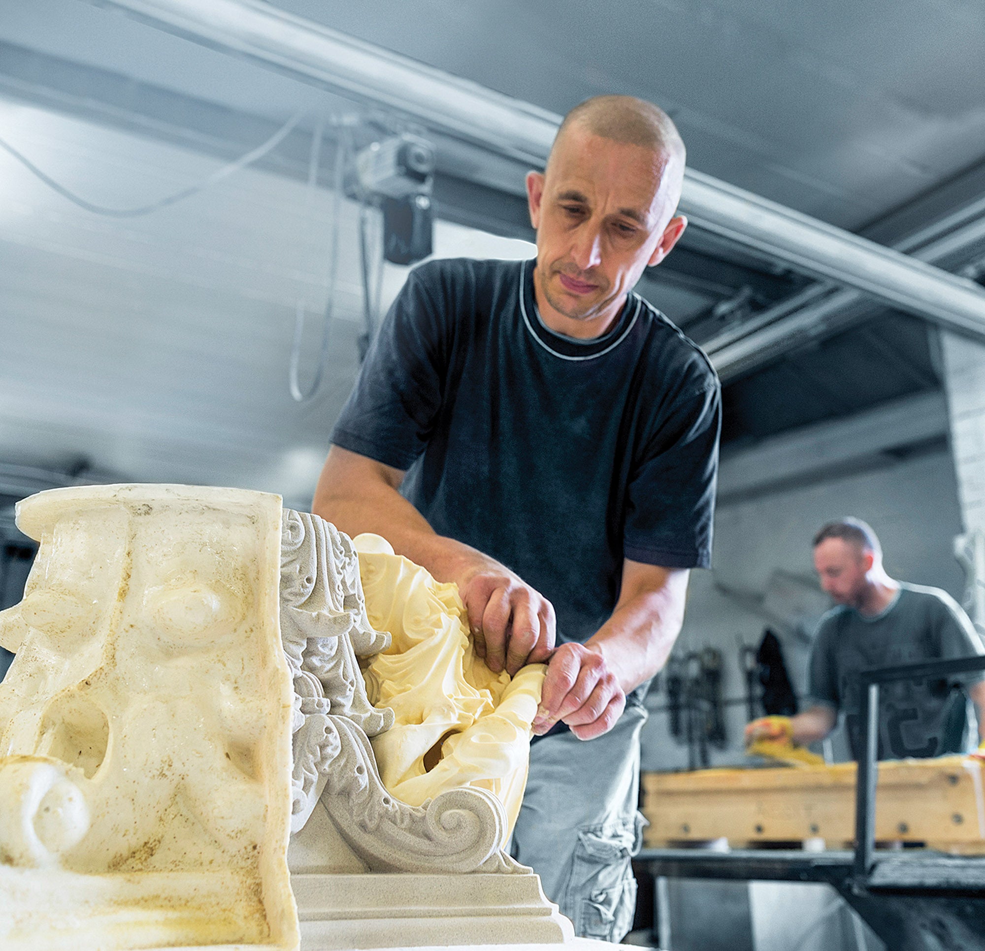 haddonstone-removing-rubber-mold.jpg