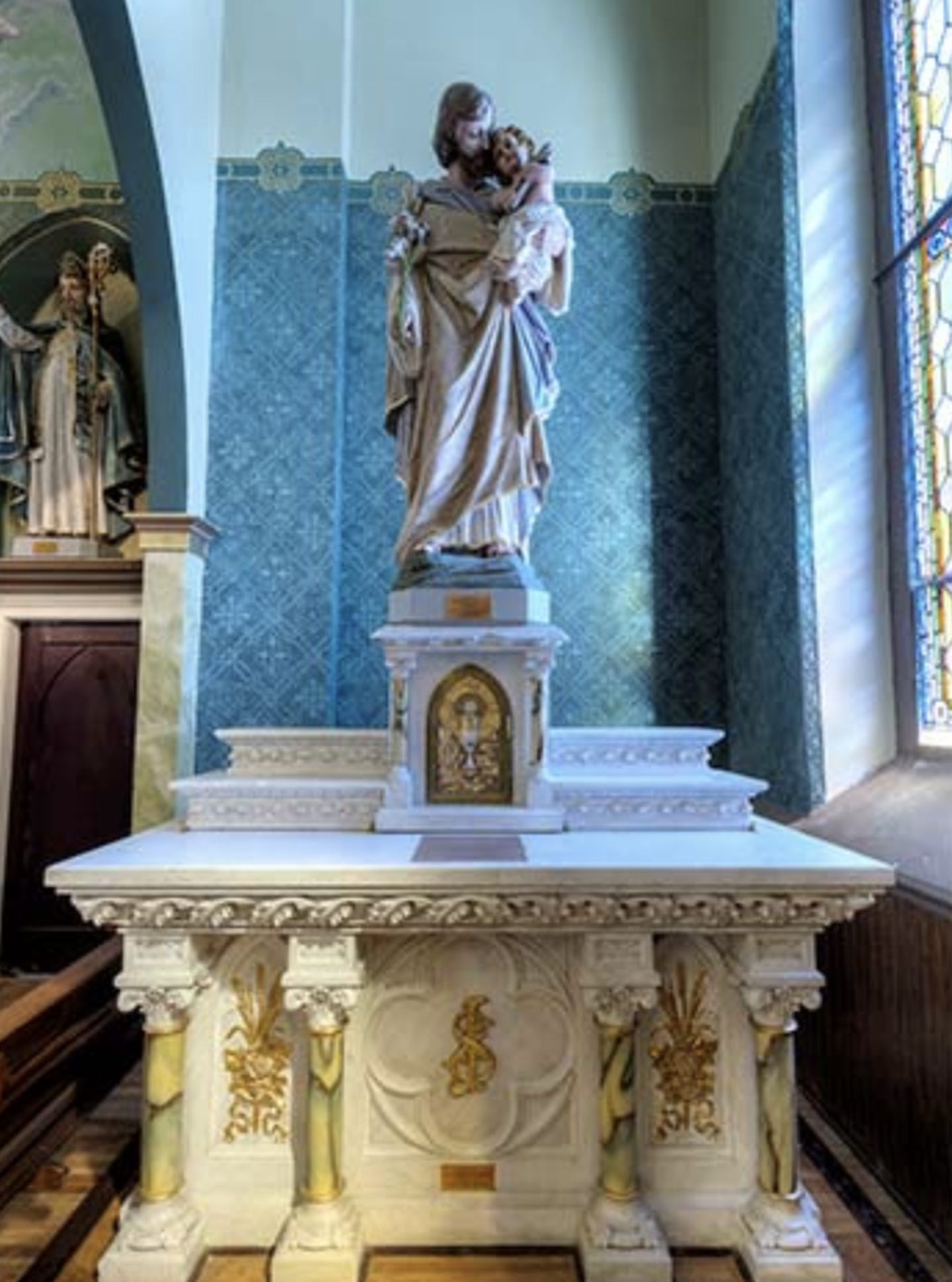 swiatek-service-statues.jpg