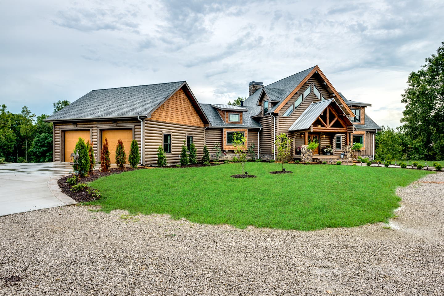 honest-abe-log-homes-patterson-exteriorgrass.jpg