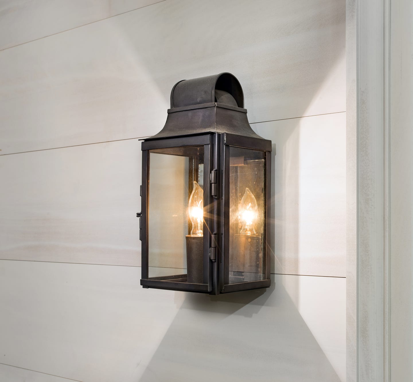scofield-lighting---new-england-barn-wall-lantern.jpg