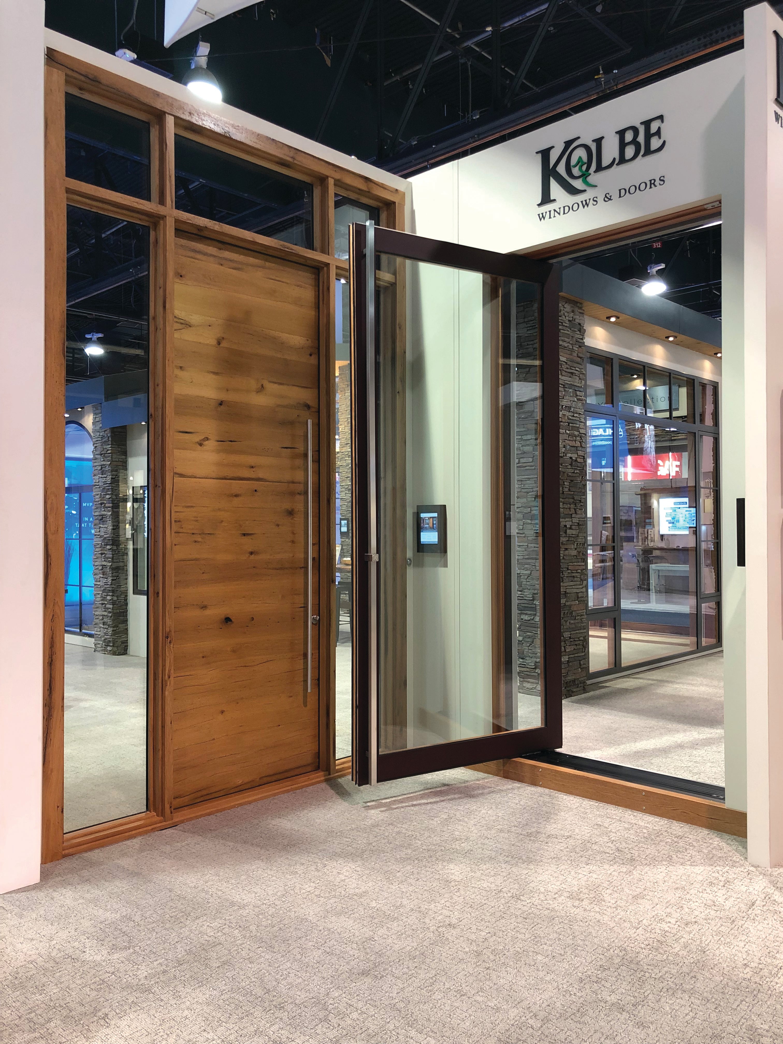 kolbe-2022-ibs-entrancedoors_pivotdoor.jpg