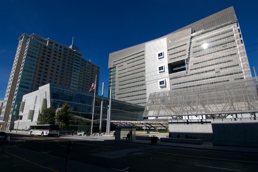 6-thom-mayne-federal-buildng-san-francisco-1997-wikicommons.jpg