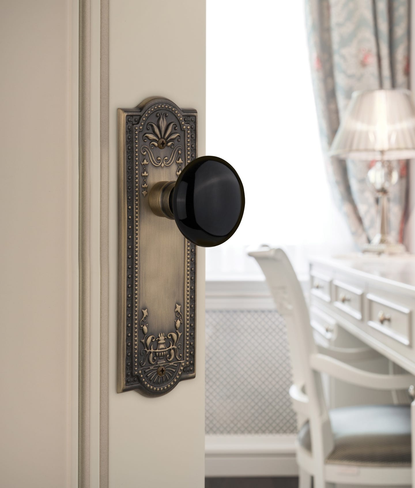 nostaltic-black-porc-meadows-antiquebrass.jpg