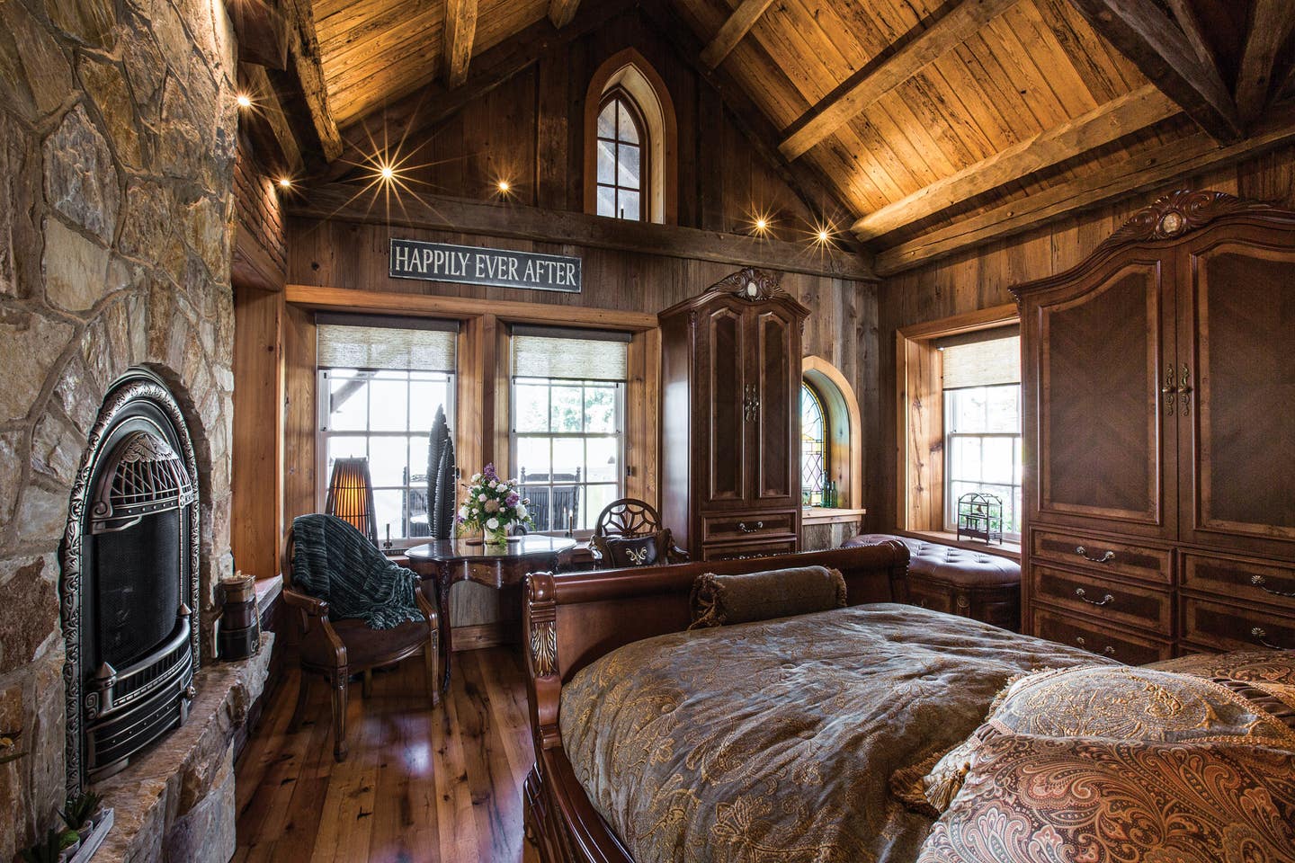 starbarn_040_bedroom-with-fireplace.jpg