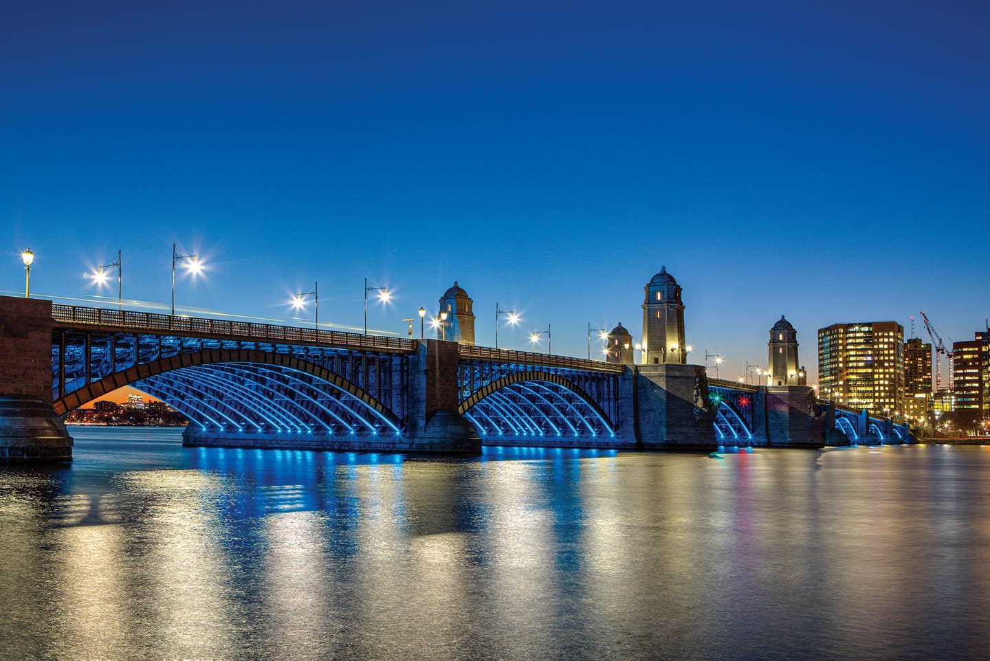 pedestrian-view-from-boston-shoreline-at-night-04-ve-desroches.jpg