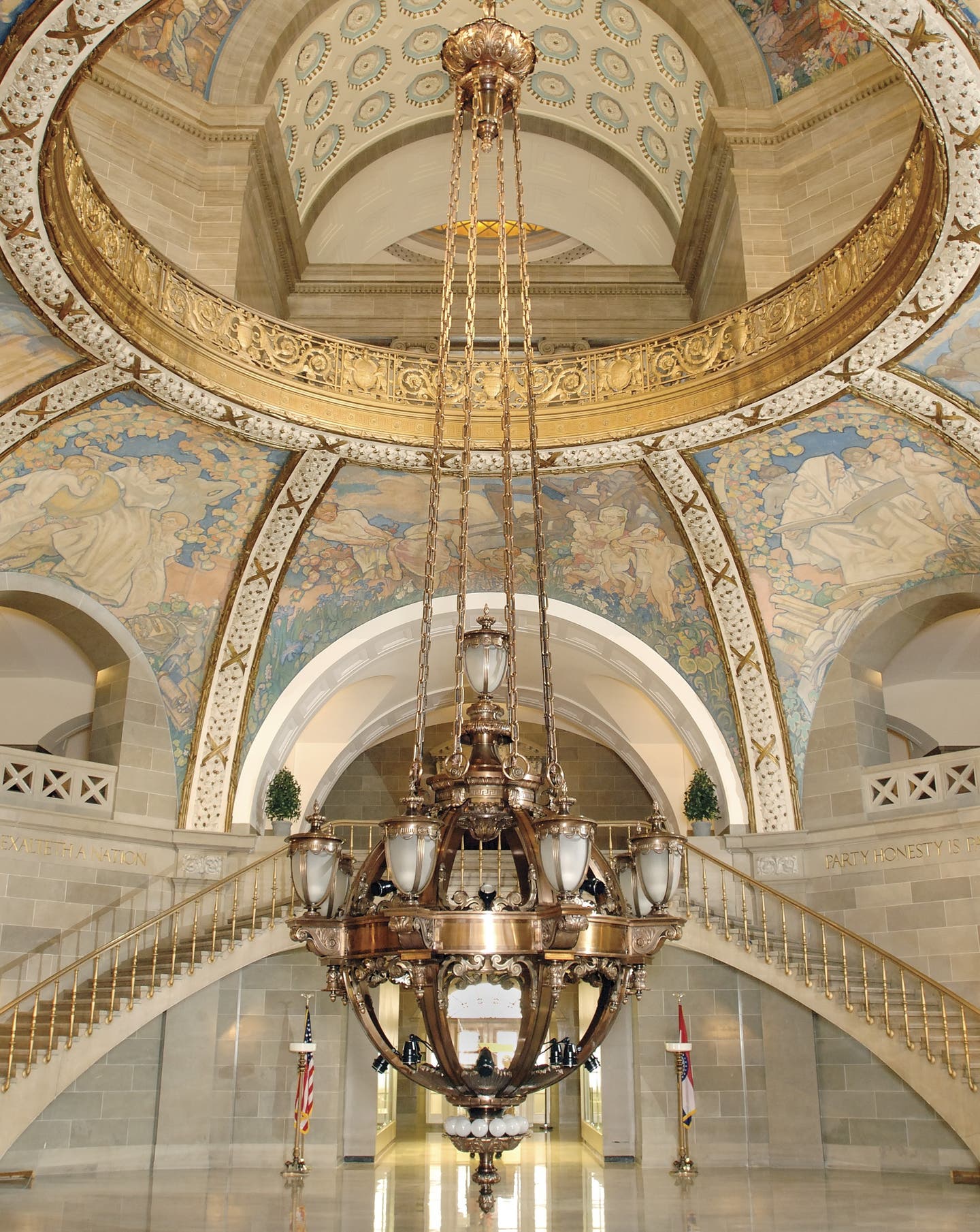 c-restored-guth-rotunda-chandelier-at-missouri-state-capitol.jpg
