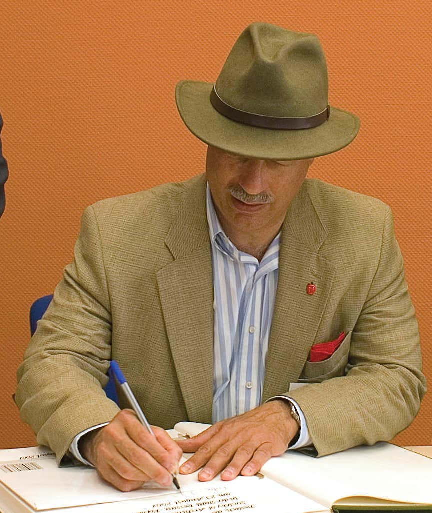 dessaur-signing.jpg