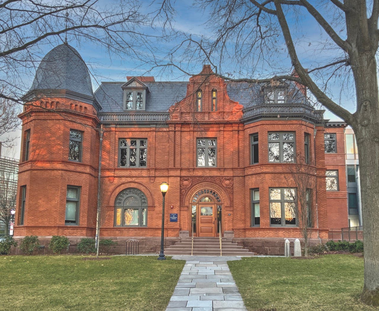 28-hillhouse-ave-photo-large.jpg