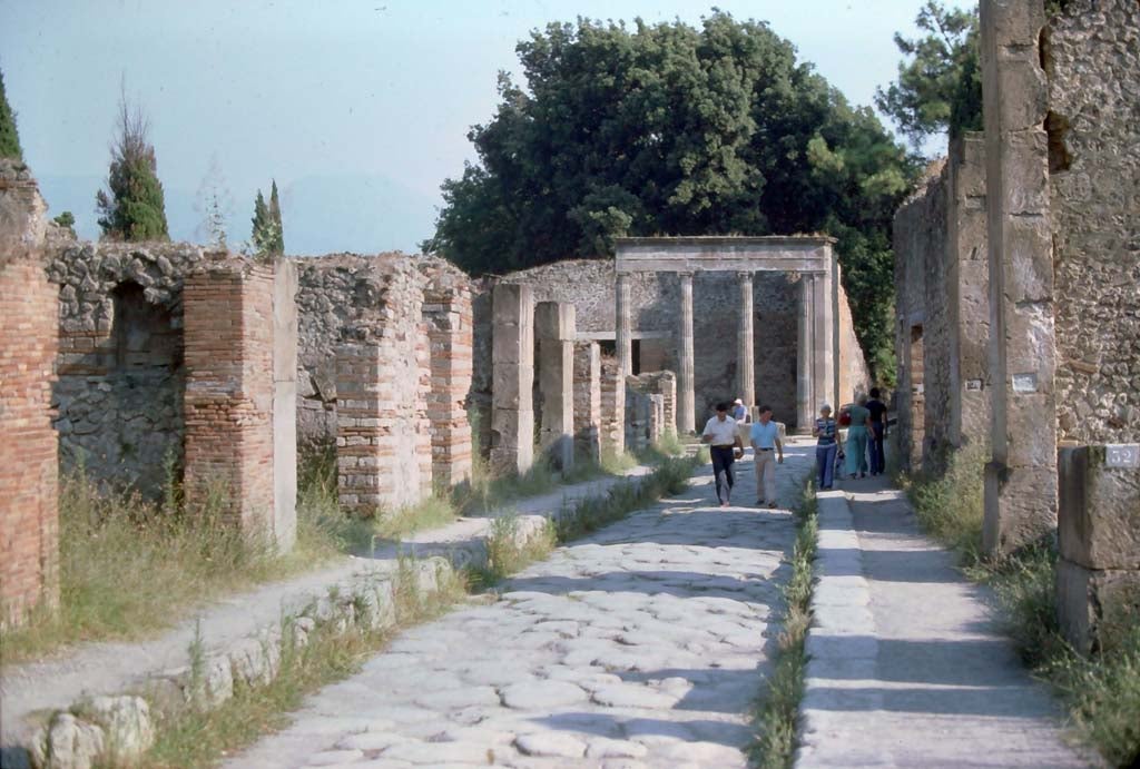 4-iinic-propylaeon-pompeii.jpg