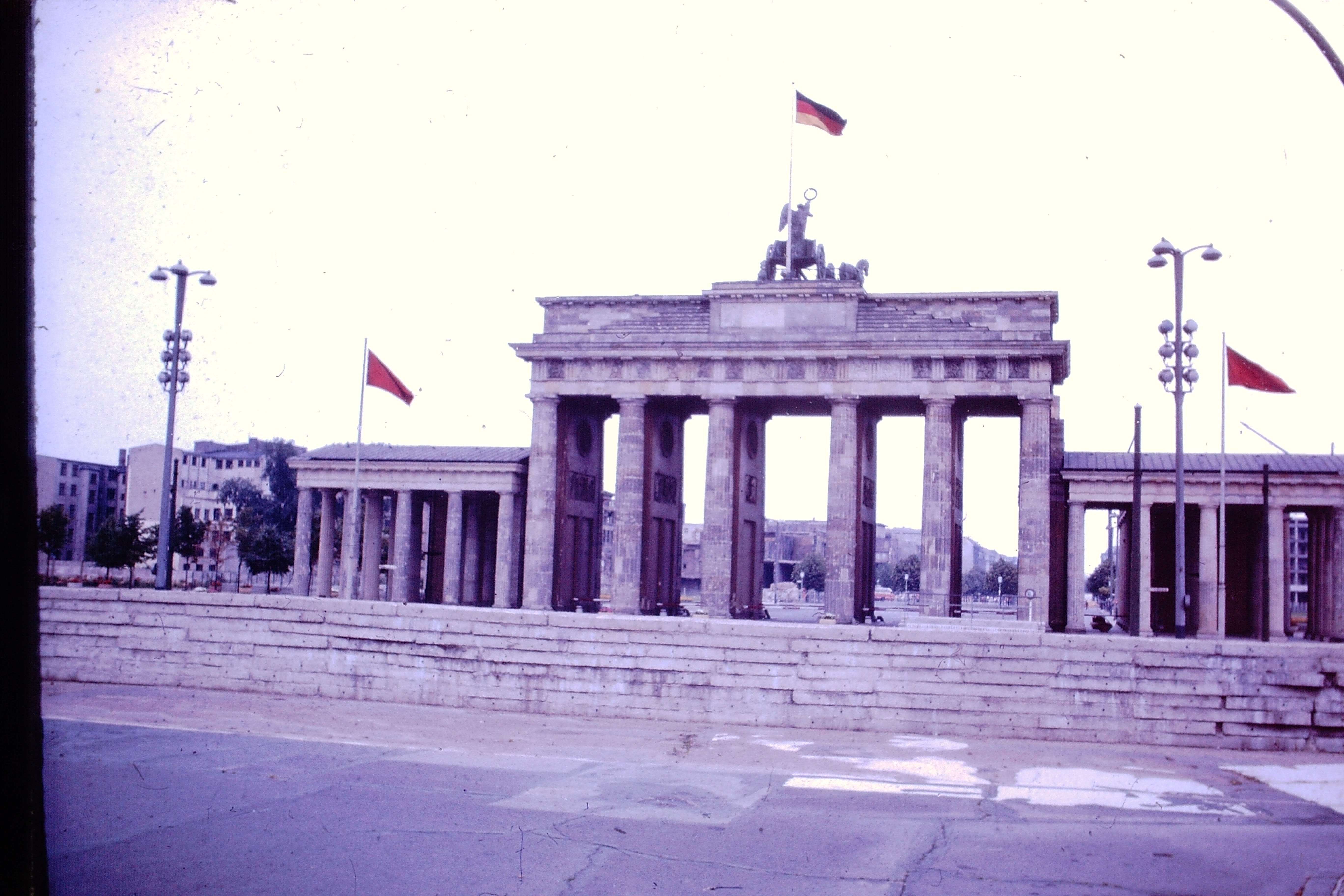 5-brandenberg-gate-berlin-with-wall-1962-cww-photo.jpg